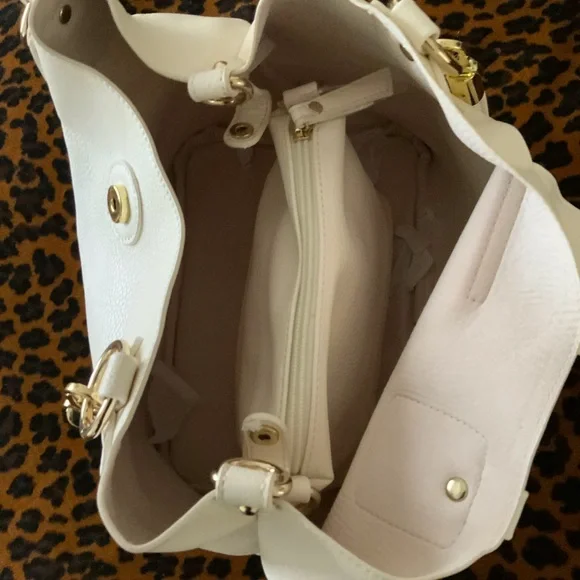 BRAND NEW IVORY LEATHER HANDBAG. - Picture 5 of 11